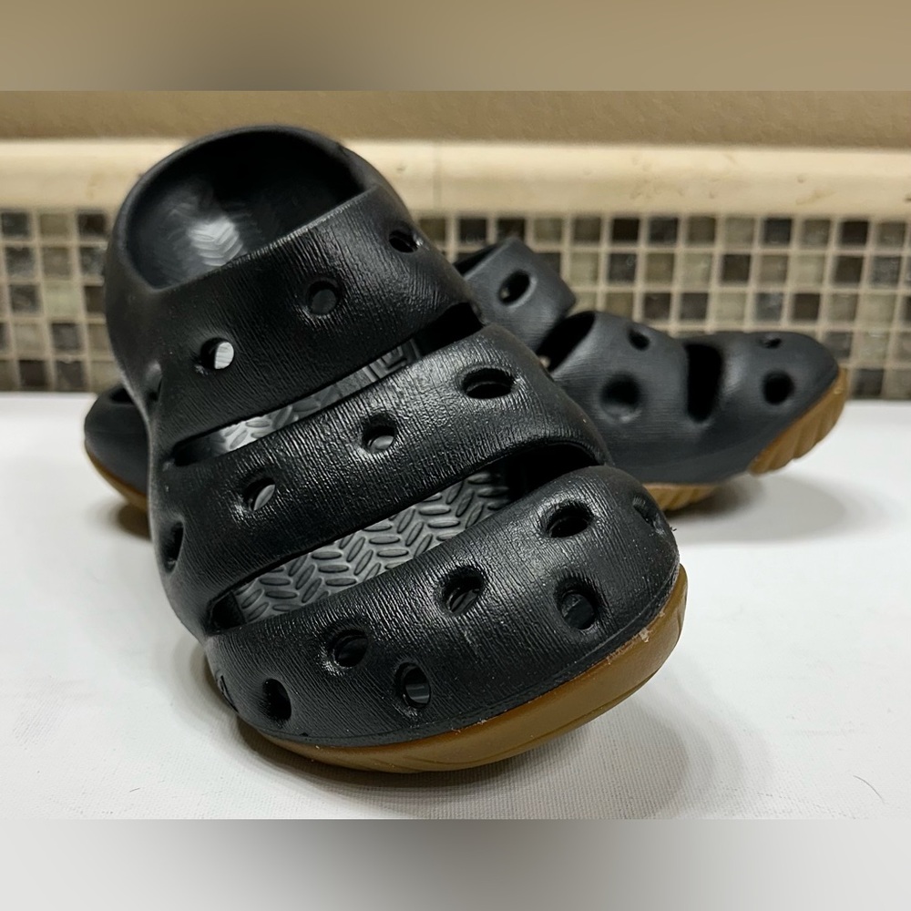 Keen Women’s Yogui Slip On Clog Mule Shoes Sandals Slippers Black Sz W9/M7.  EUC